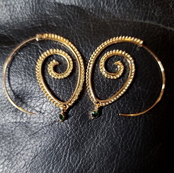 gold version of tribal hoop w/green Crystal earrings - Picture 3 of 6